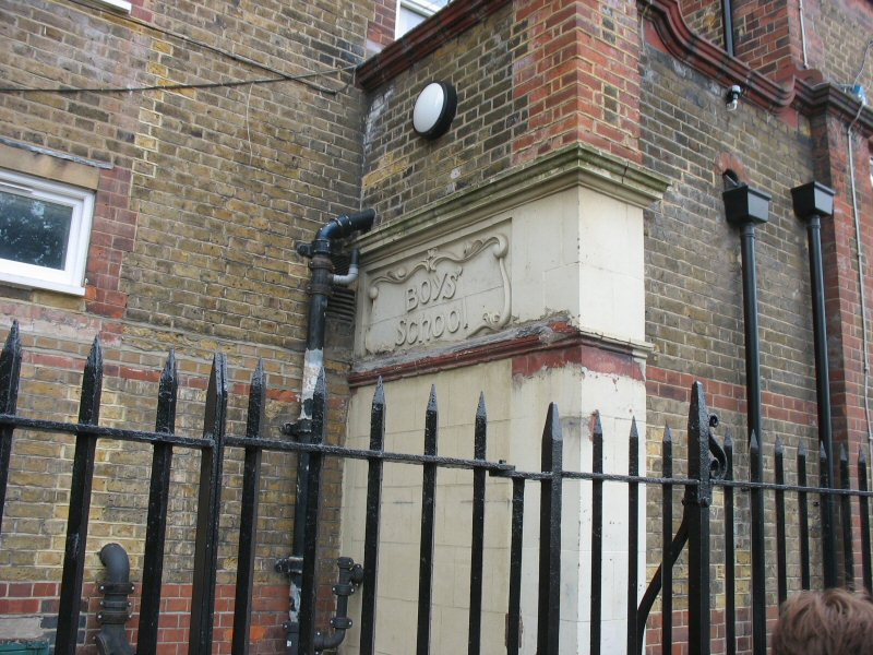 Картинки по запросу канализация в лондоне по фасаду дома